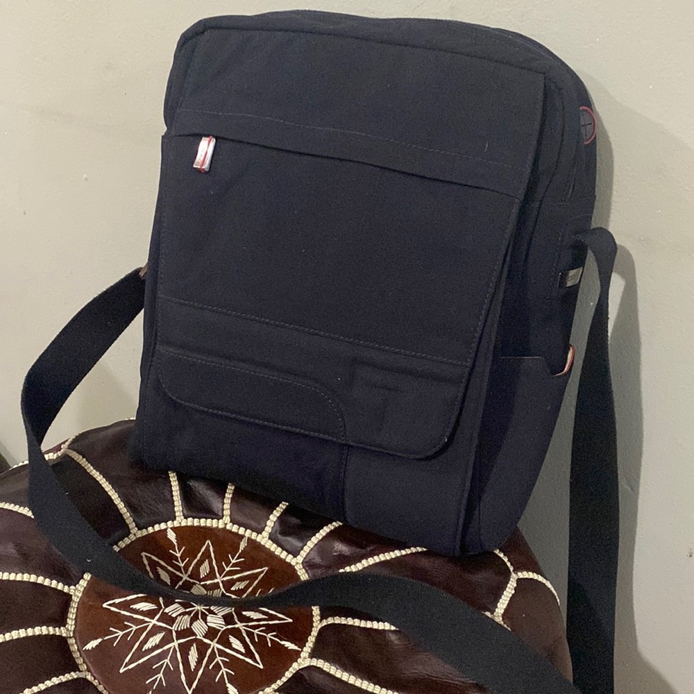 Tumi Sando 6120D Black Computer Messenger Laptop Bag Nylon